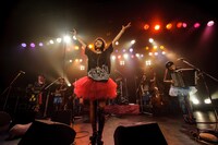 「チャラン・ポ・ランタンと愉快なカンカンバルカン ツアー2015 “チャラン穂 秋の大収穫祭”」LIQUIDROOM公演の様子。（撮影：タカハシアキラ）