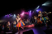 「チャラン・ポ・ランタンと愉快なカンカンバルカン ツアー2015 “チャラン穂 秋の大収穫祭”」LIQUIDROOM公演の様子。（撮影：タカハシアキラ）