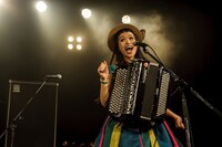 小春（Accordion）（撮影：タカハシアキラ）