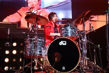 「DAICHI MIURA LIVE TOUR 2015 "FEVER"」神奈川県民ホール公演にてドラム演奏も披露した三浦大知。 （写真提供：写真提供：エイベックス・ミュージック・クリエイティヴ）