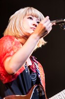 メイビーモエ（Vo, G）（撮影：箪笥）