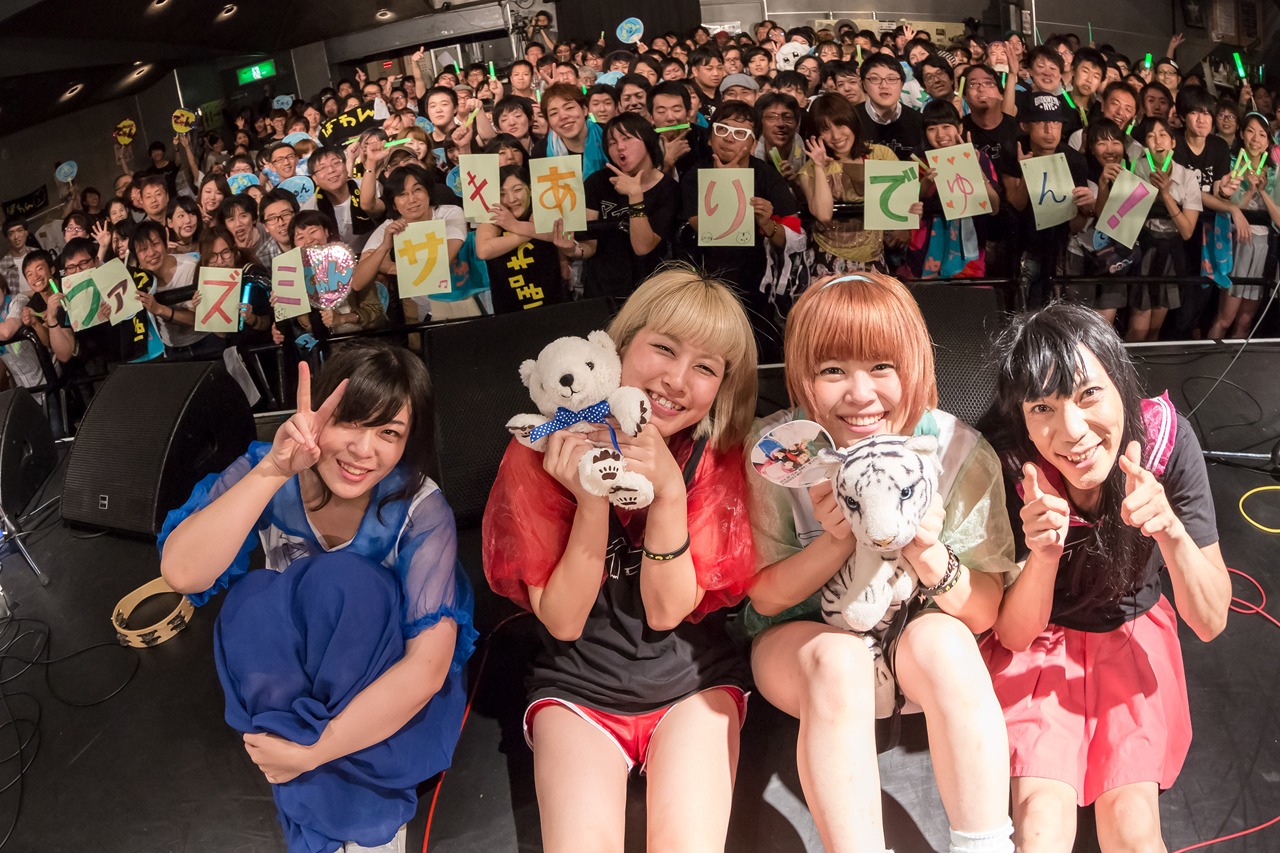 ぽわんのライブで撮影されたファンとの記念写真。（撮影：箪笥）