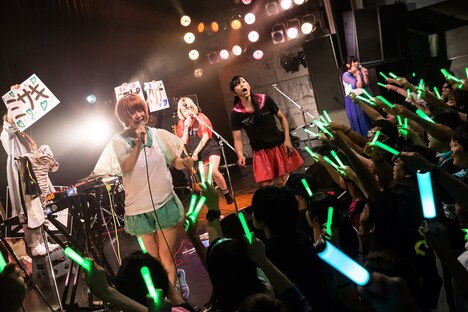 ぽわんのライブの様子。（撮影：箪笥）