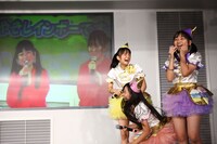 3年前の映像を観てパニック状態になる（左より）清井咲希、彩木咲良、堀くるみ。（撮影：牧野孝彦）