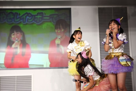 3年前の映像を観てパニック状態になる（左より）清井咲希、彩木咲良、堀くるみ。（撮影：牧野孝彦）