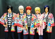 「ARSWORLD」UNIVERSAL MUSIC STORE限定盤に付属するハッピを着たメンバー。