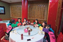 円卓を囲むチームしゃちほこ。（写真提供：SDP）