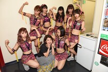 PASSPO☆、竹中夏海による記念撮影の様子。