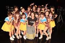 アップアップガールズ（仮）、PASSPO☆、竹中夏海による記念撮影の様子。