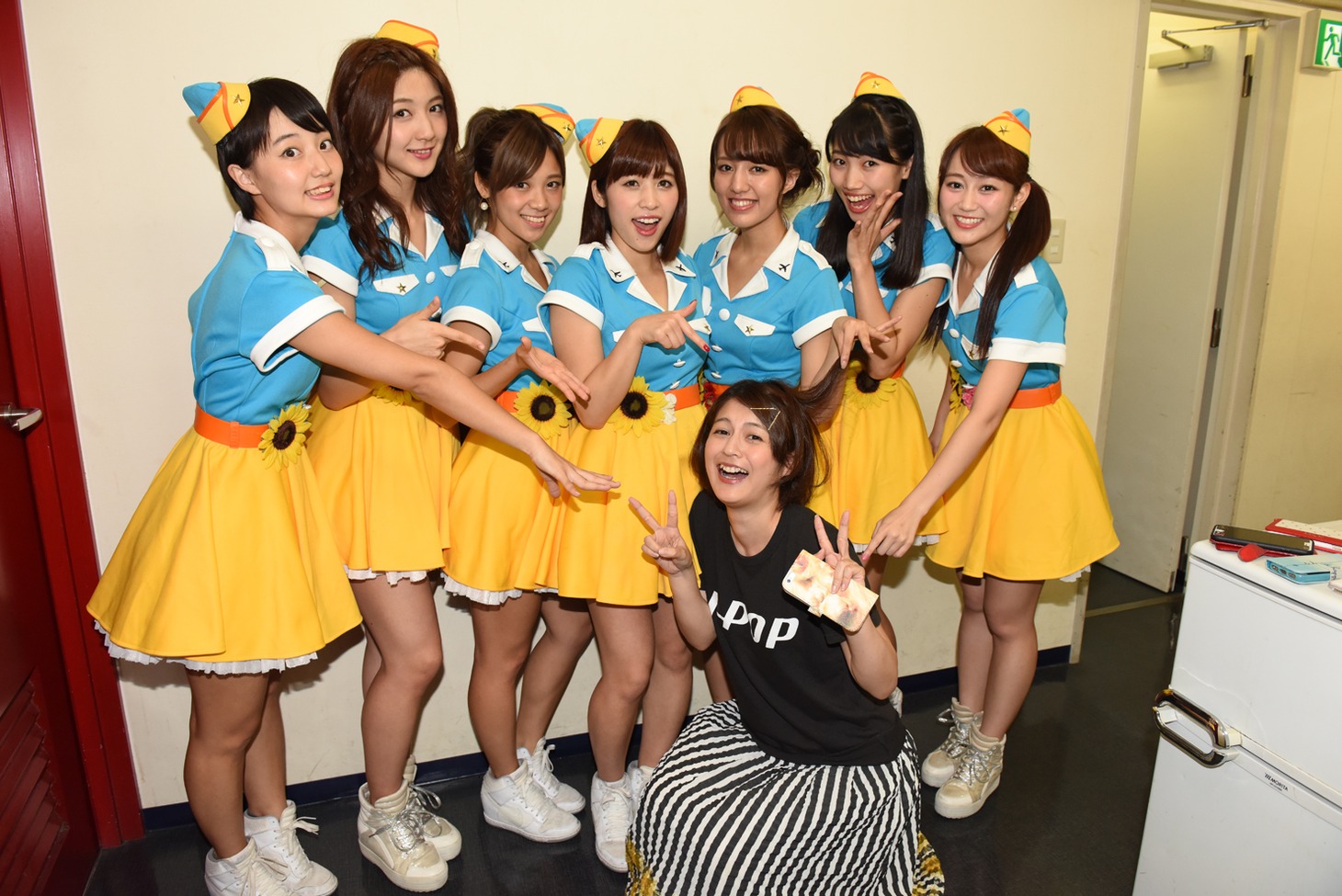 アップアップガールズ（仮）、竹中夏海による記念撮影の様子。