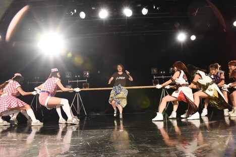 綱引き勝負を行うPASSPO☆、アップアップガールズ（仮）。