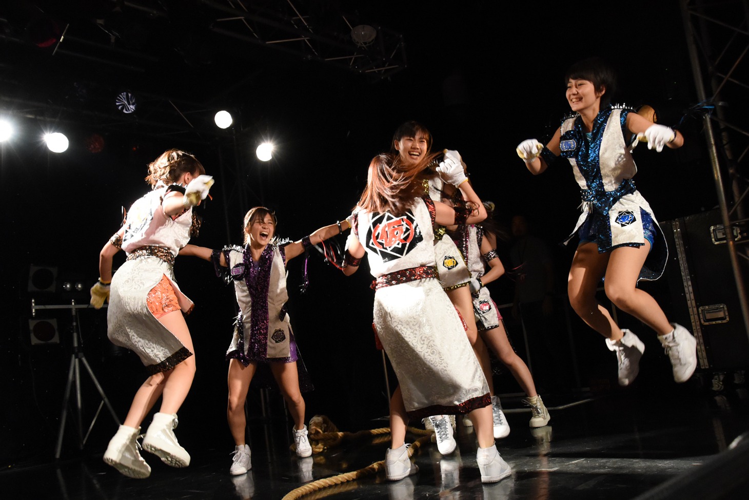 綱引き勝負に勝利したアップアップガールズ（仮）。