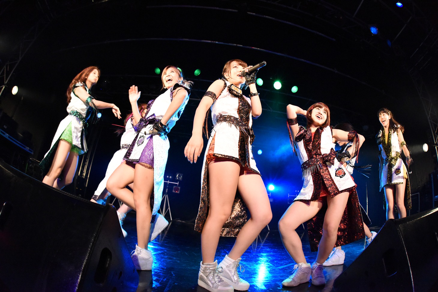 アップアップガールズ（仮）によるライブの様子。