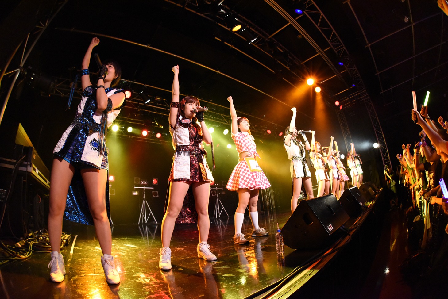 アップアップガールズ（仮）、PASSPO☆によるコラボライブの様子。