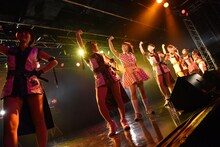 アップアップガールズ（仮）、PASSPO☆によるコラボライブの様子。