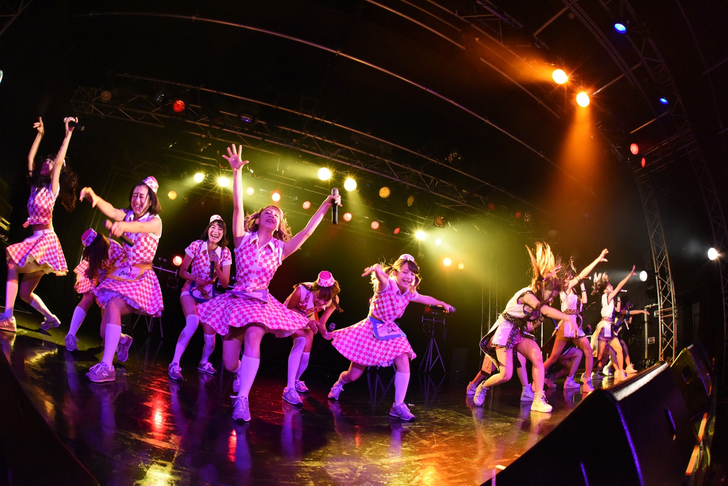 アップアップガールズ（仮）、PASSPO☆によるコラボライブの様子。