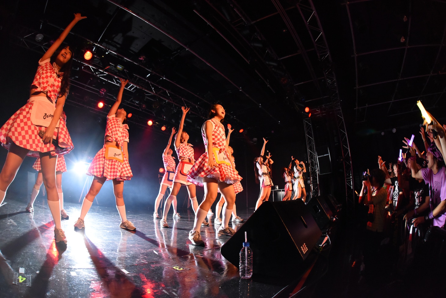 アップアップガールズ（仮）、PASSPO☆によるコラボライブの様子。