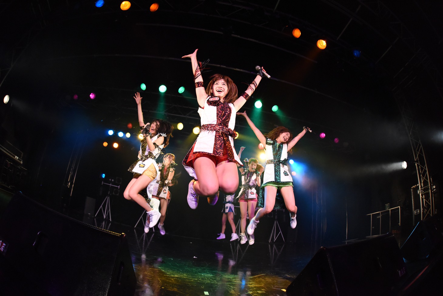 アップアップガールズ（仮）によるライブの様子。