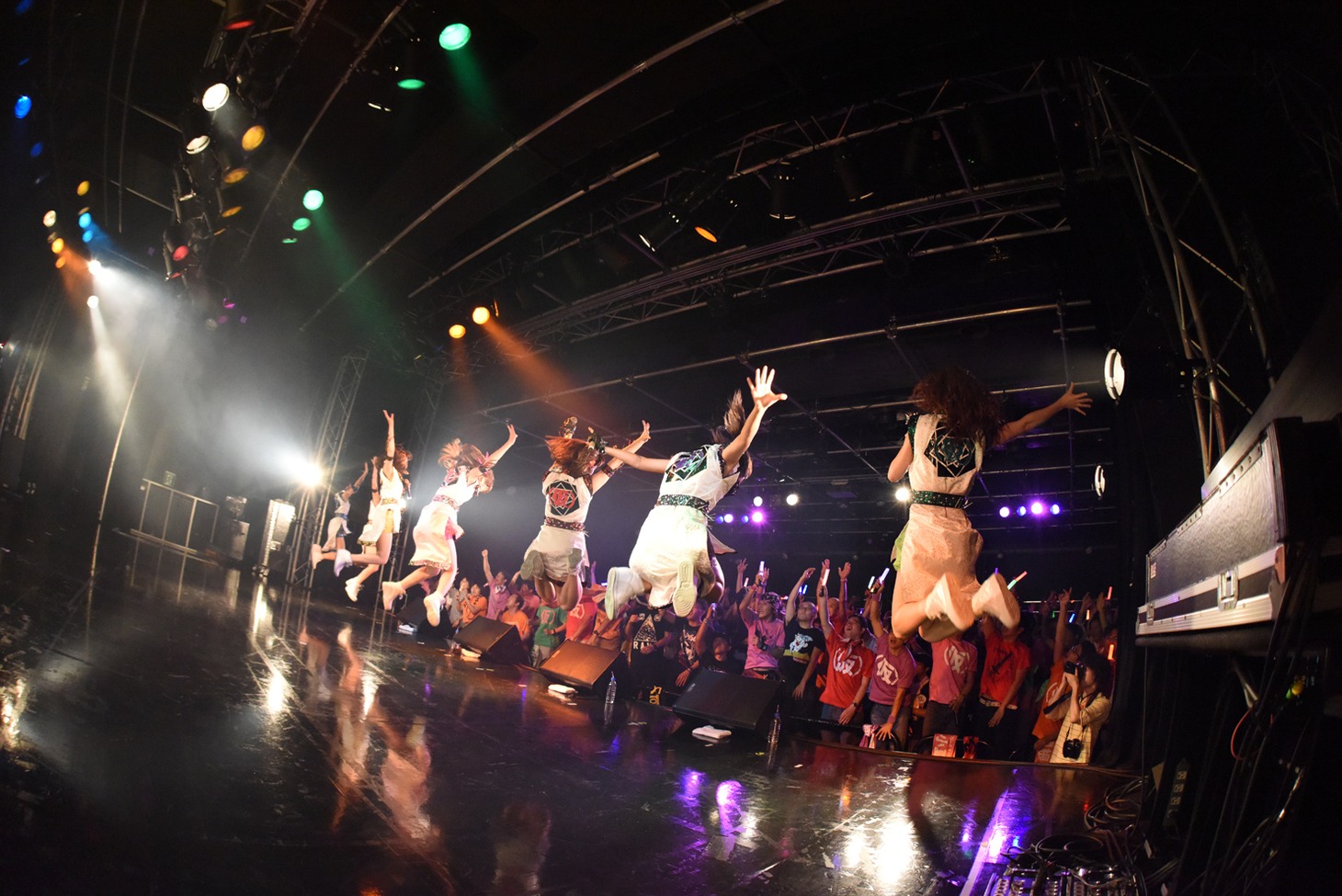 アップアップガールズ（仮）によるライブの様子。