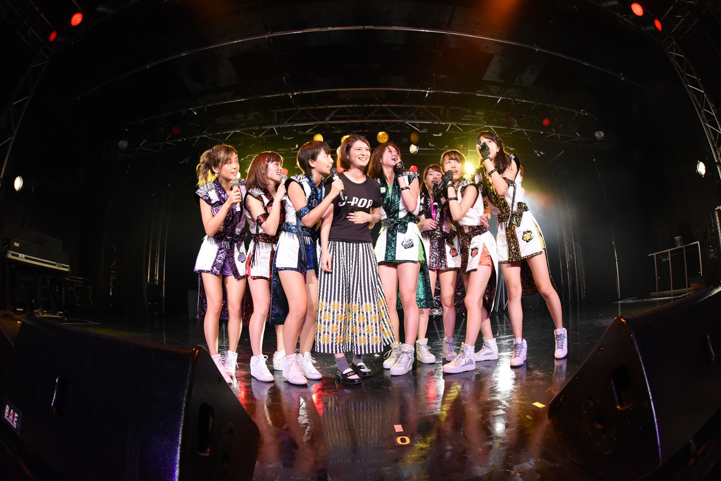 アップアップガールズ（仮）によるライブの様子。