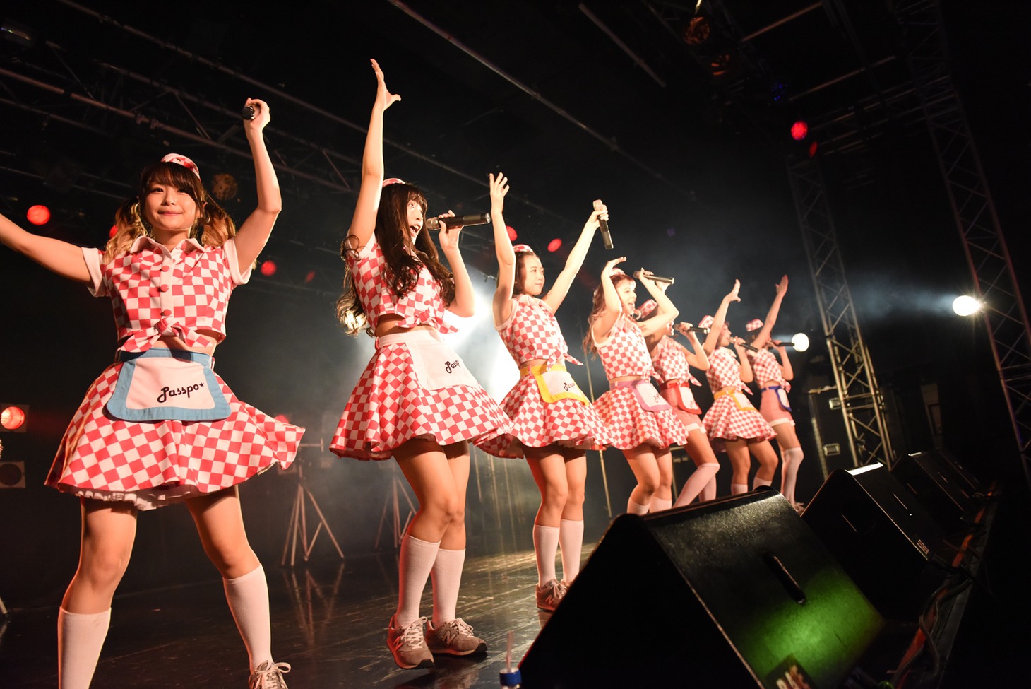 PASSPO☆によるライブの様子。