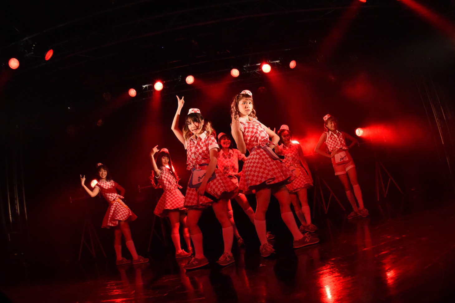 PASSPO☆によるライブの様子。