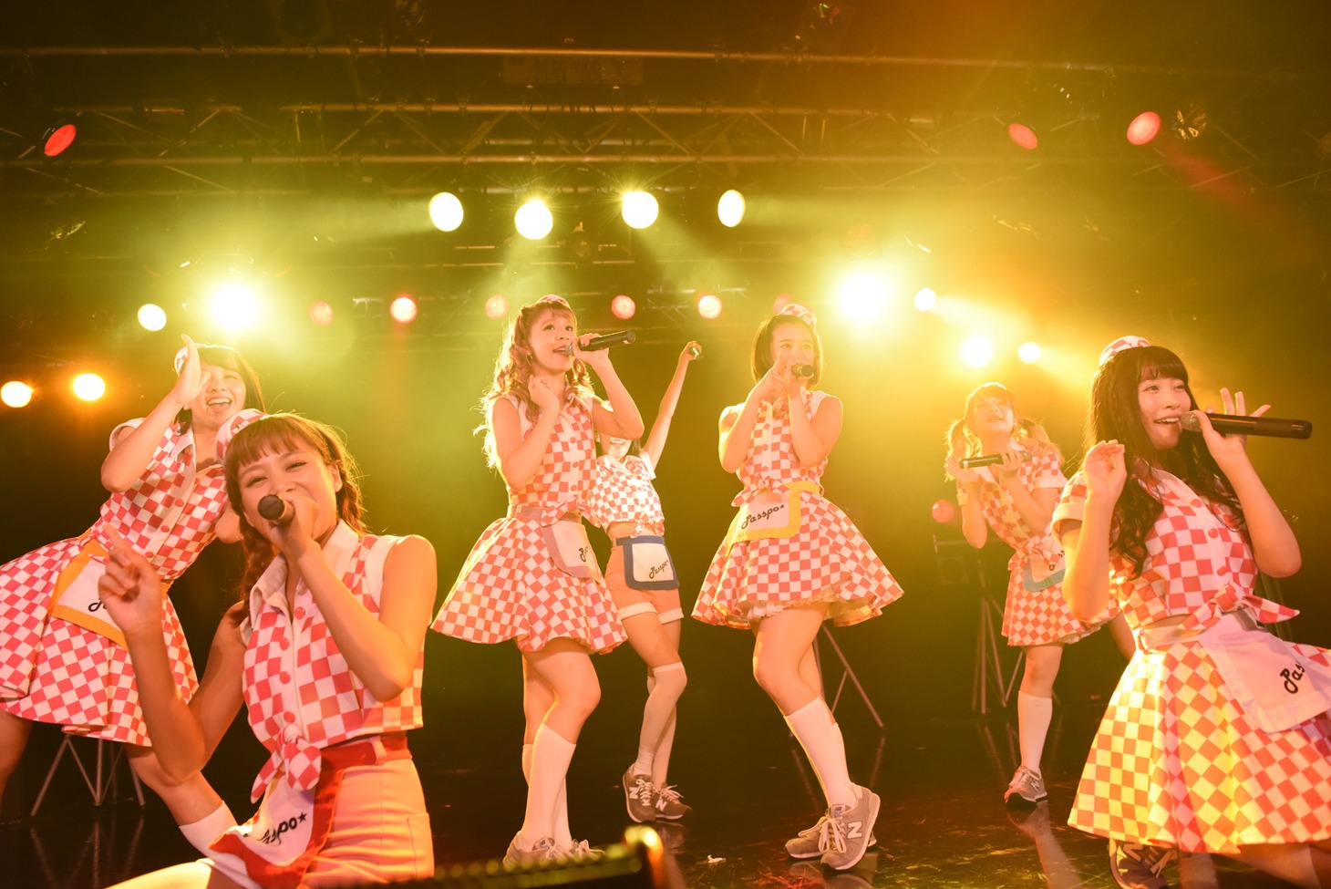 PASSPO☆によるライブの様子。