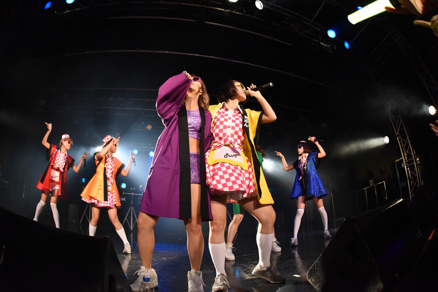 はっちゃけ隊 from PASSPO☆と佐藤綾乃、森咲樹によるコラボライブの様子。