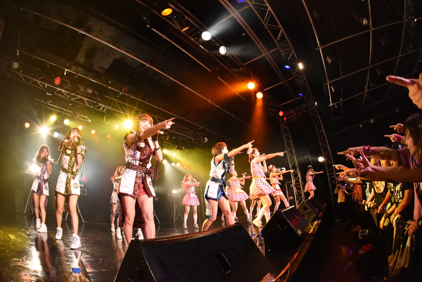PASSPO☆、アップアップガールズ（仮）によるコラボライブの様子。