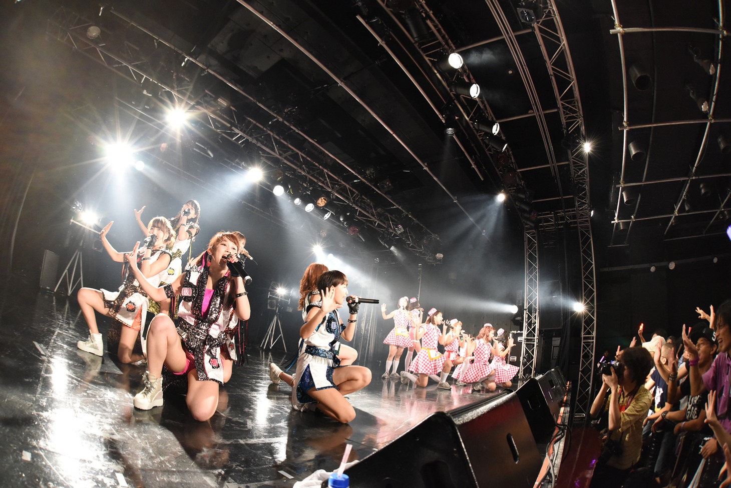 PASSPO☆、アップアップガールズ（仮）によるコラボライブの様子。