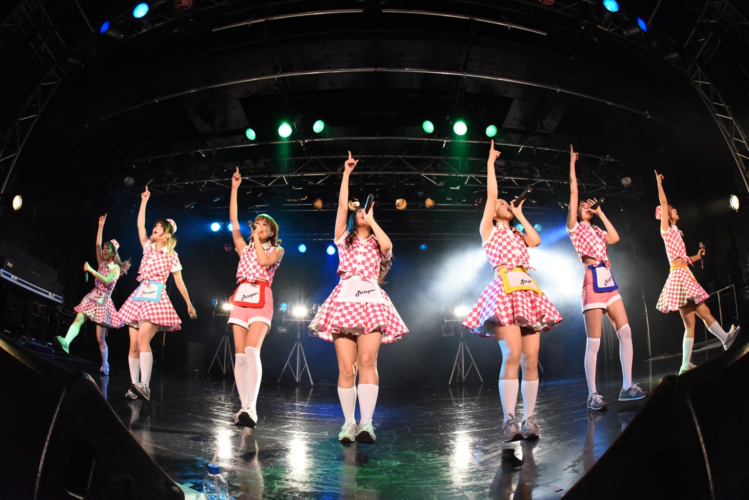 PASSPO☆によるライブの様子。
