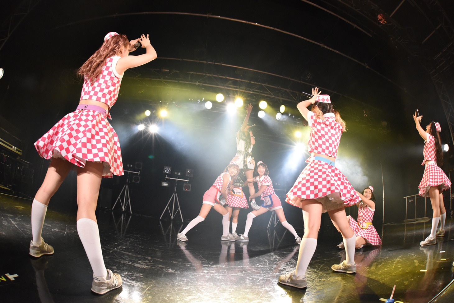 PASSPO☆と佐保明梨によるコラボの様子。