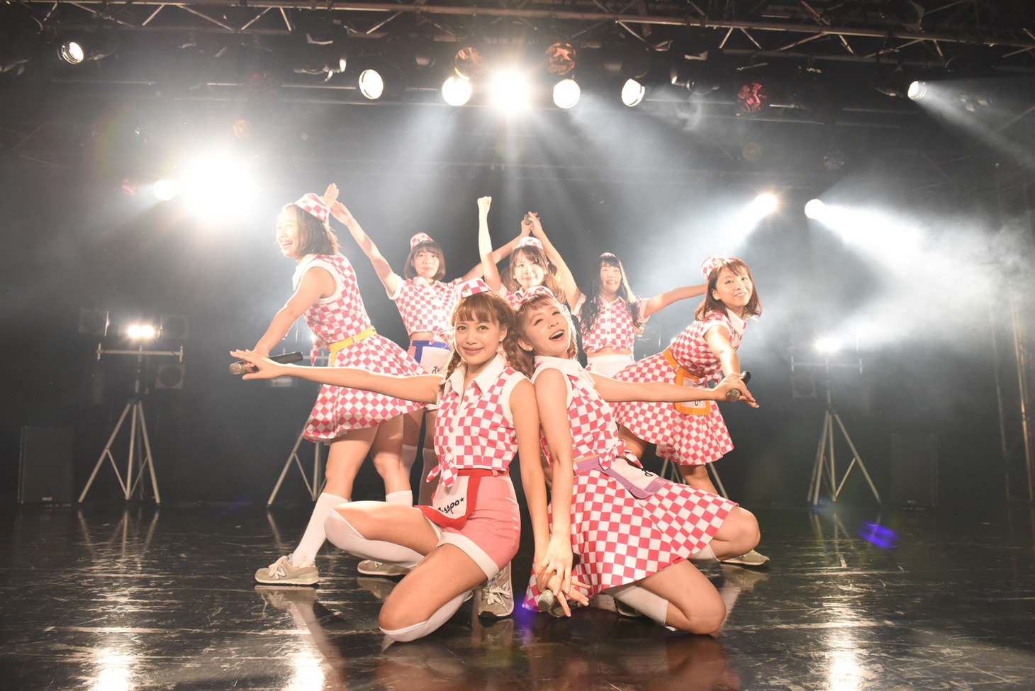PASSPO☆によるライブの様子。