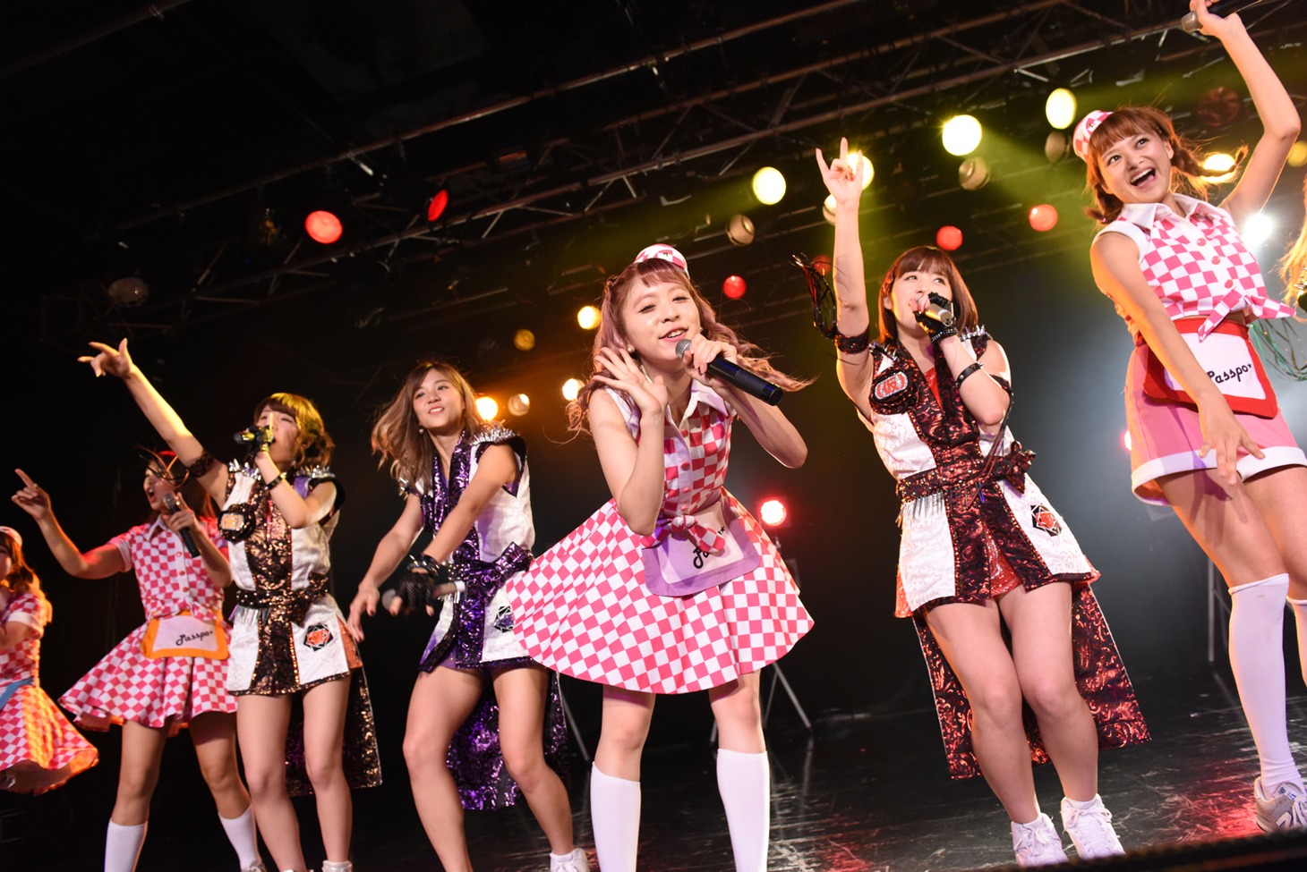 アップアップガールズ（仮）、PASSPO☆によるコラボライブの様子。