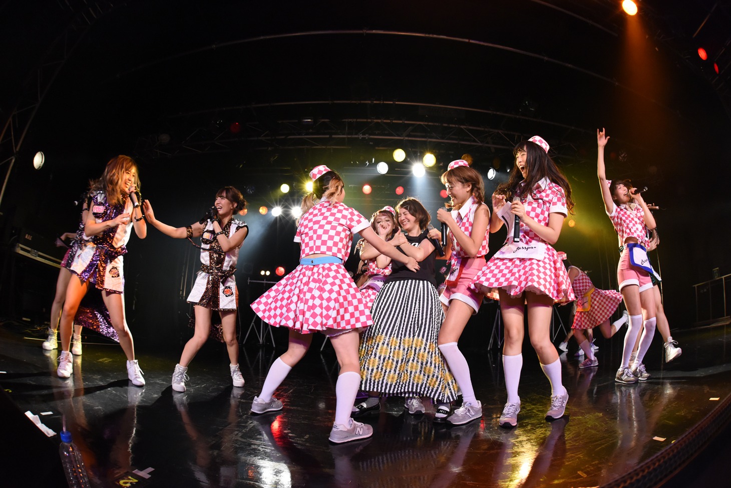 アップアップガールズ（仮）、PASSPO☆によるコラボライブの様子。