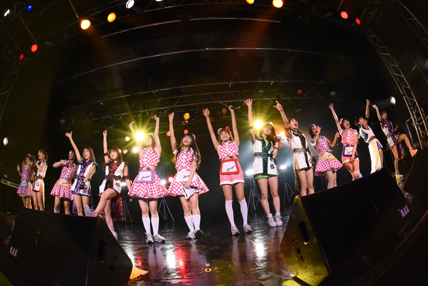 アップアップガールズ（仮）、PASSPO☆によるコラボライブの様子。
