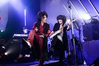 左からDar'k～ness（Vo）、暴麗（G）。（Photo by Yasuhiro Ohara）