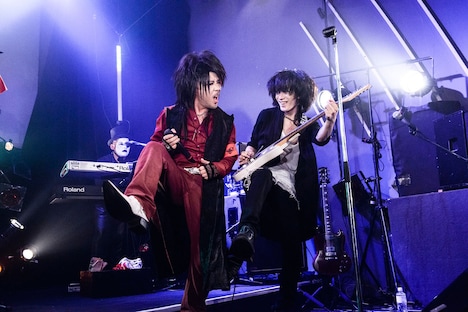 左からDar'k～ness（Vo）、暴麗（G）。（Photo by Yasuhiro Ohara）