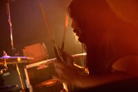 Taihei Sakagami（Dr / COUNTRY YARD）（撮影：半田安政[showcase]）