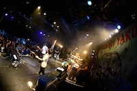 COUNTRY YARD「Bows And Arrows Tour FINAL」東京・LIQUIDROOMの様子。（撮影：半田安政[showcase]）