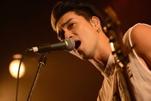 KOJI（Vo, B / SWANKY DANK）（撮影：半田安政[showcase]）