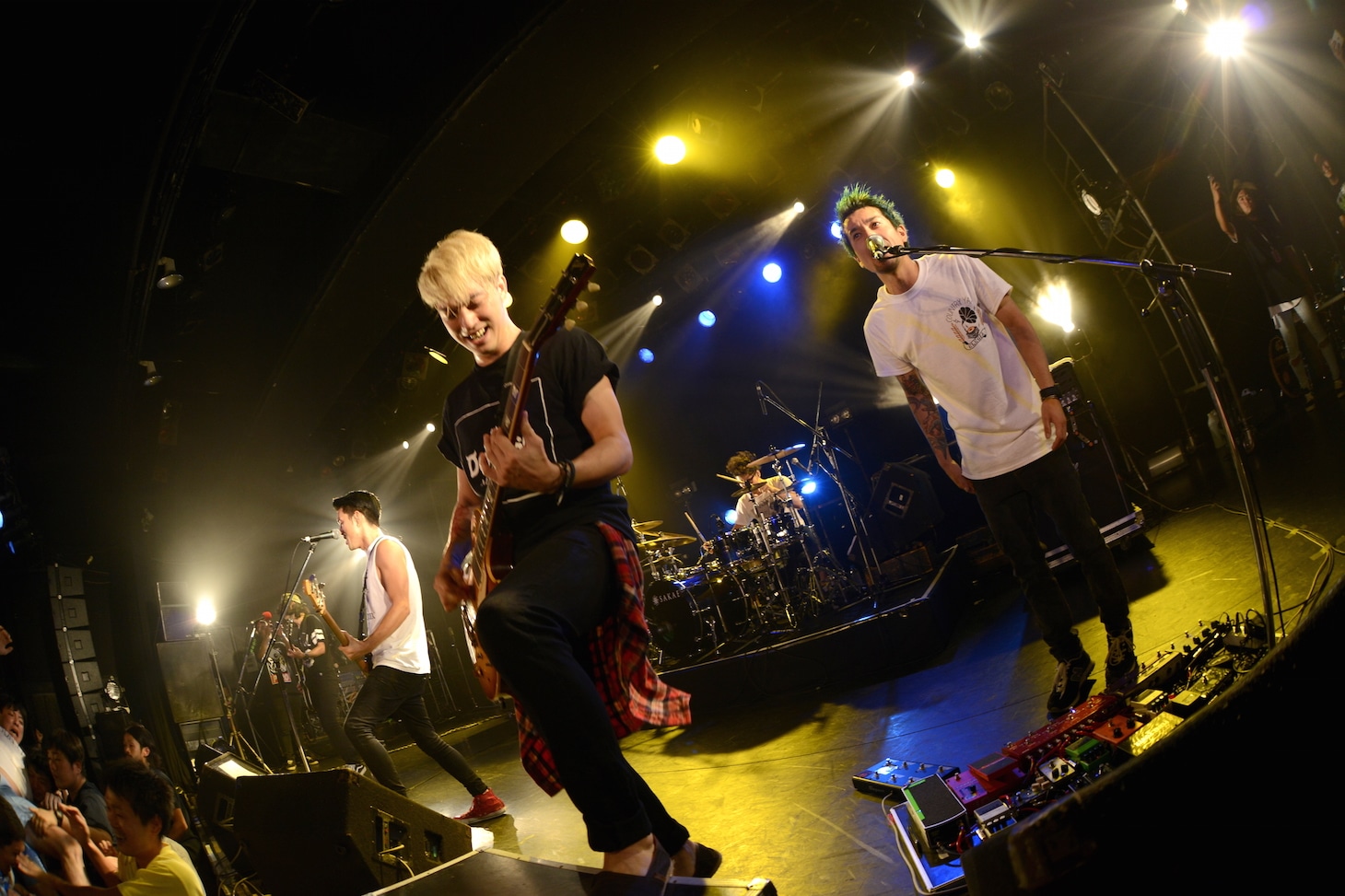 SWANKY DANKのCOUNTRY YARD「Starry Night」のカバー中に、Keisaku "Sit" Matsu-ura（左）が登場した。（撮影：半田安政[showcase]）