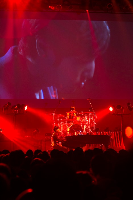 「澤野弘之 LIVE 2015 [nZk]003」の様子。（写真提供：SME Records）