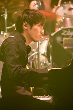 澤野弘之（写真提供：SME Records）