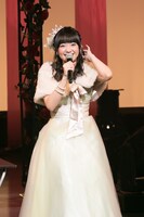 笑顔でトークをする大橋彩香。（写真提供：ランティス）