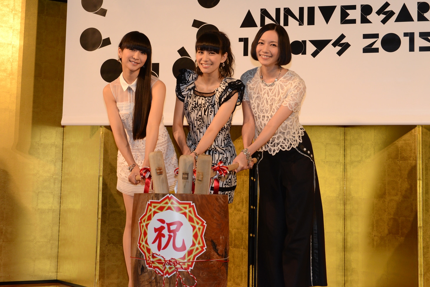 餅つきをするPerfume。