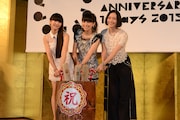 餅つきをするPerfume。