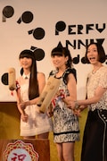 餅をつくPerfume。