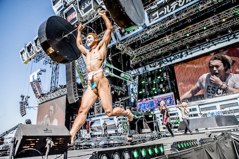 ゴールデンボンバー（撮影：青木カズロー）