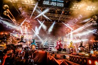 人気画像9位は「奇跡のコラボ続出！氣志團万博初日は『ヤー！』で締めくくり」より、氣志團。（撮影：青木カズロー）